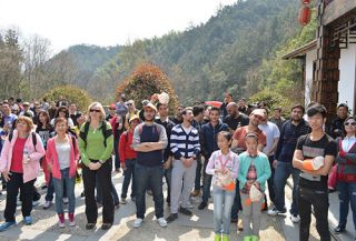 百名外国友人、千名国内游客齐聚观音岩