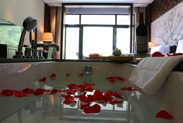 山景豪华大床房水池