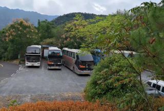 &ldquo;带着爸妈游靖安&rdquo;祈福之旅约320余人登高白水洞 场面温馨